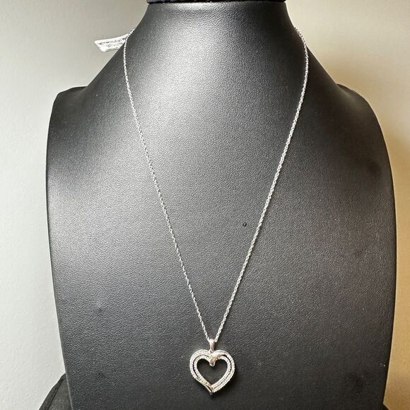 NWT 18" Macy's Sterling Silver heart necklace with 1/4ctw natural diamonds! - Picture 11 of 12